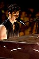 shawn mendes bares biceps grammys performance miley cyrus 06
