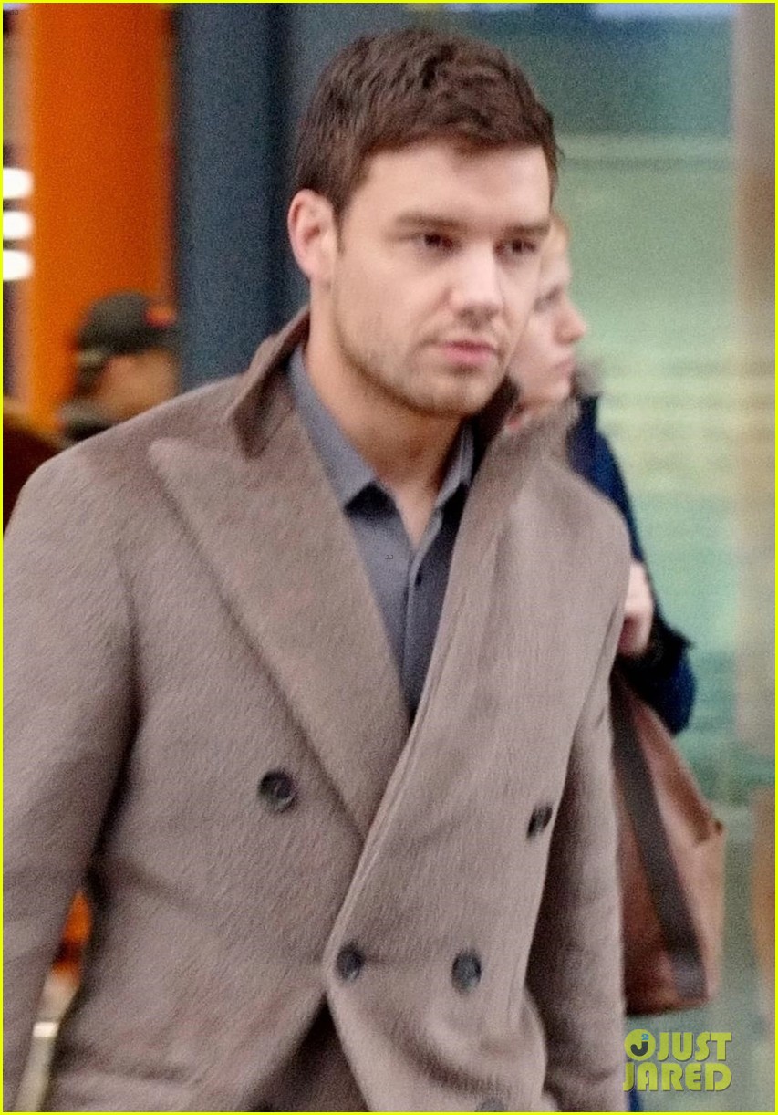 liam payne arrives at naomi campbell apartment in london 04