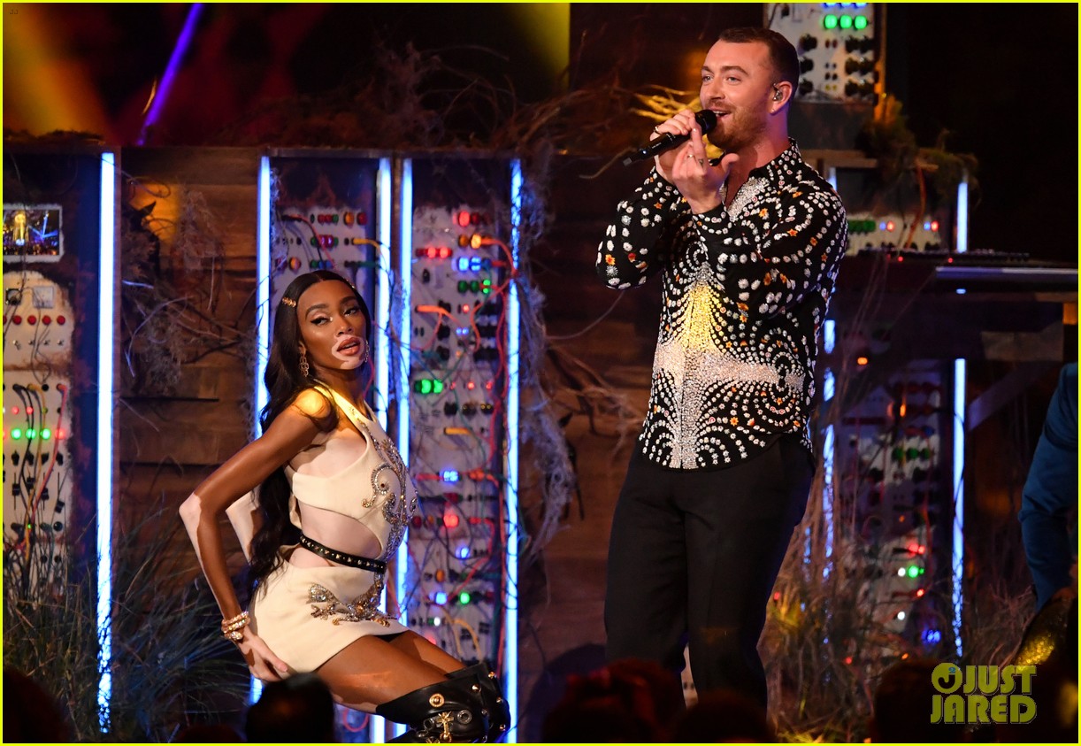 sam smith and calvin harris perform promises at brit awards 2019 07