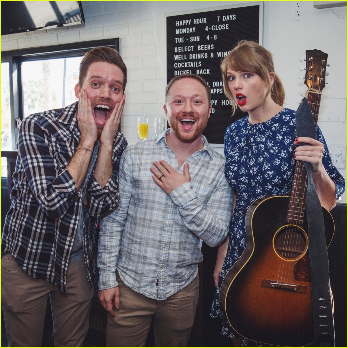 taylor swift sings at fans engagement party 02