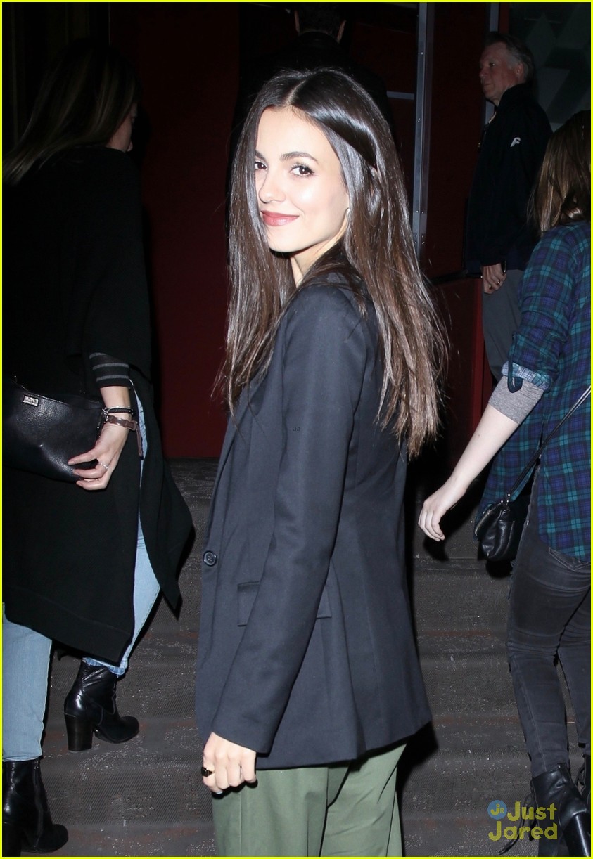 victoria justice lace top bday dinner 01