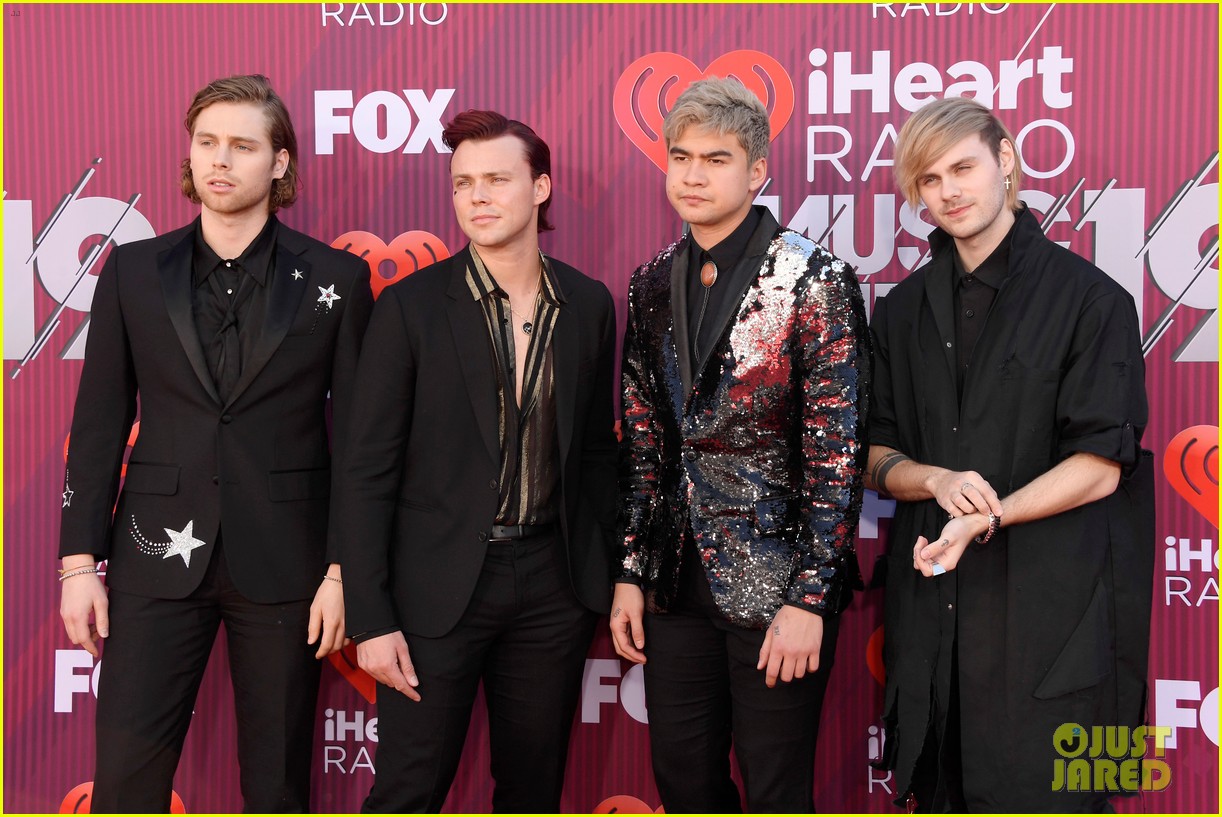 5sos wins best pop duo group at iheartradio music awards 01
