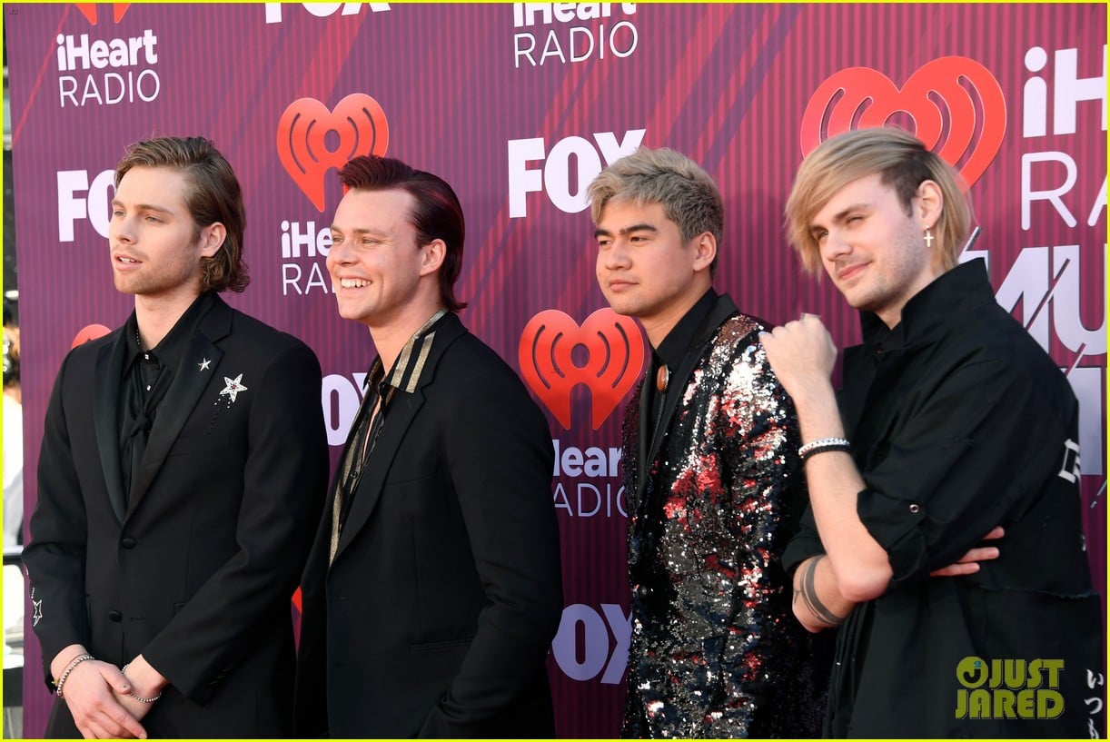 5sos wins best pop duo group at iheartradio music awards 04