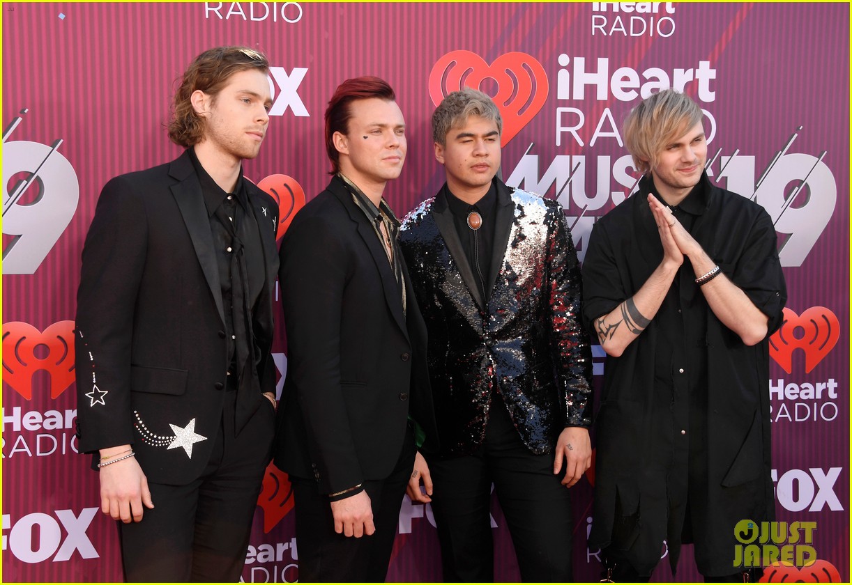 5sos wins best pop duo group at iheartradio music awards 05
