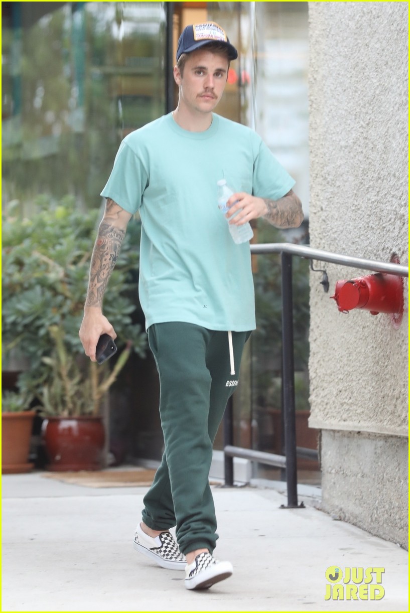 justin bieber kicks off his day with doctors appointment 07