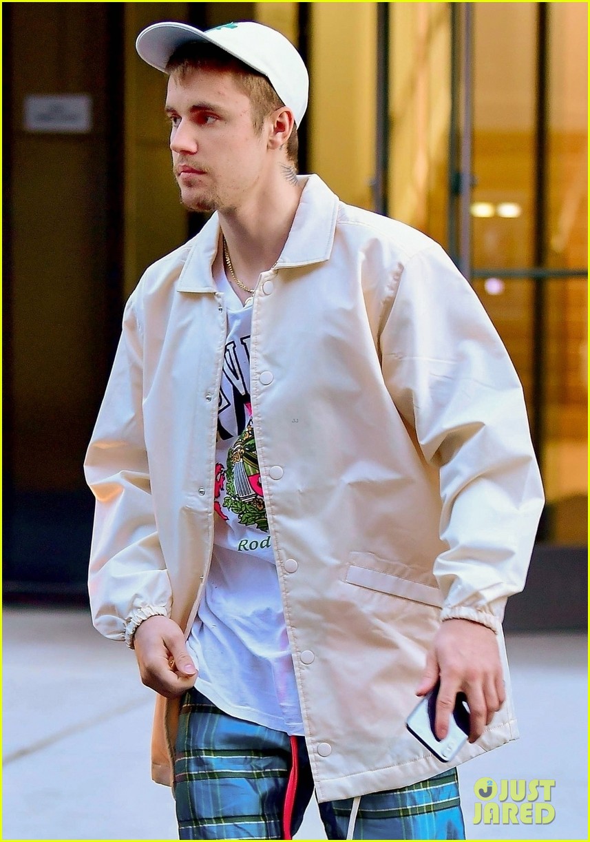 justin bieber leaves his nyc apartment 02