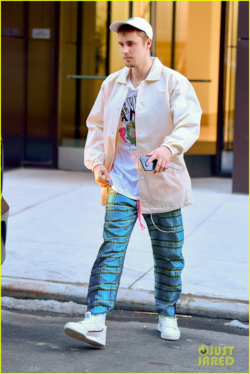 justin bieber leaves his nyc apartment 03