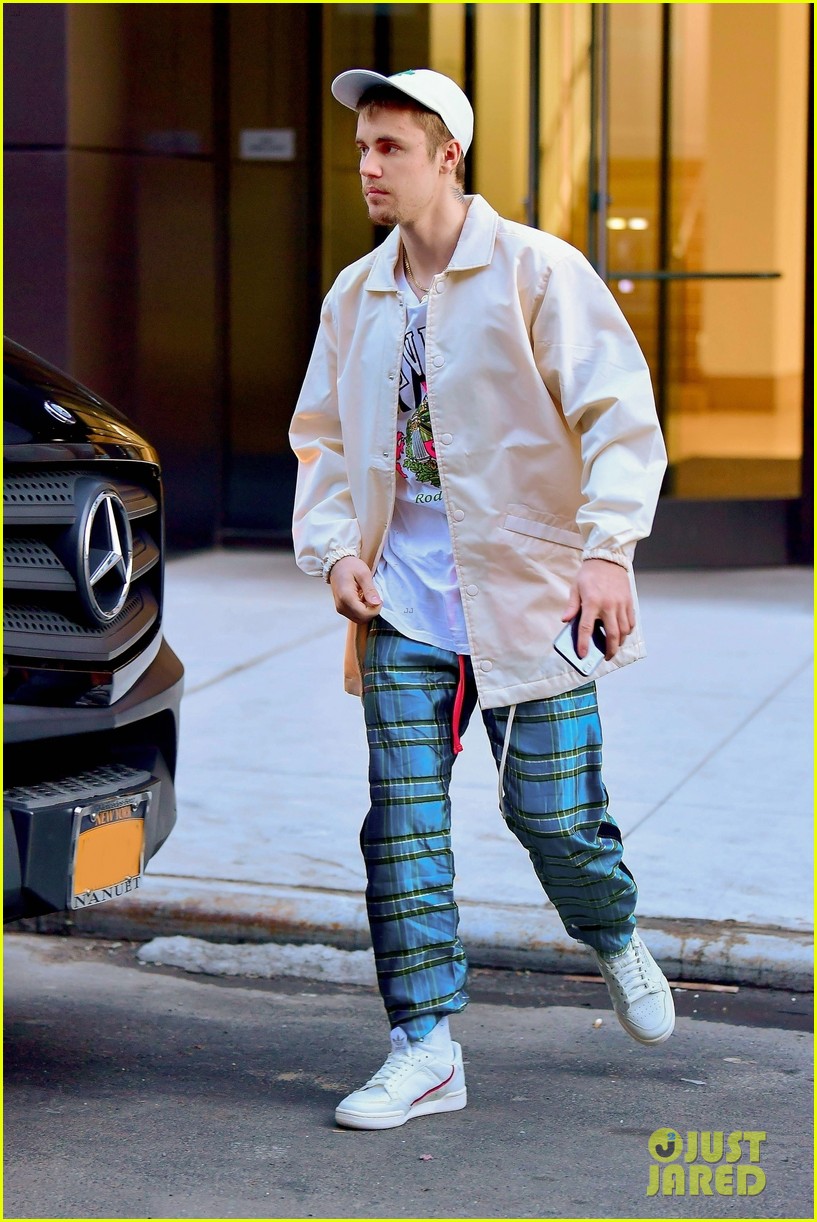 justin bieber leaves his nyc apartment 05