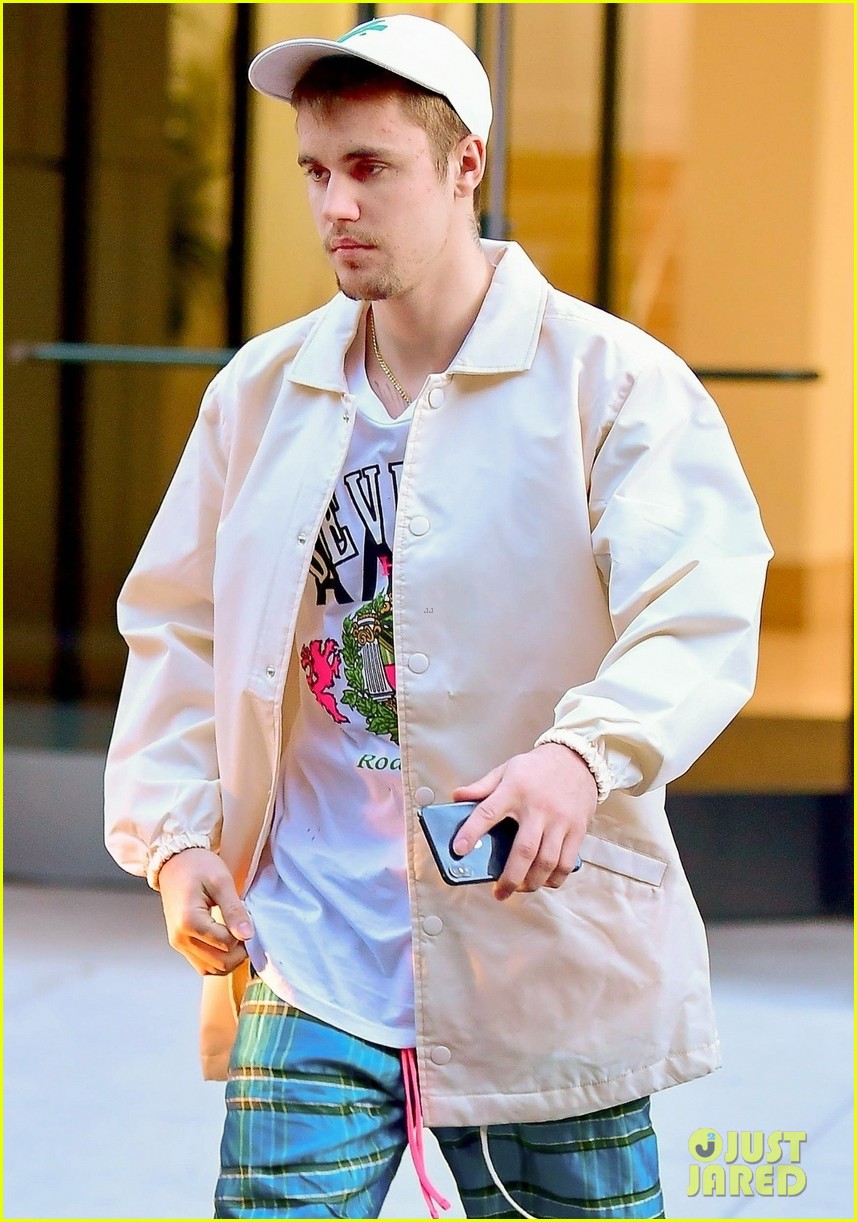 justin bieber leaves his nyc apartment 06