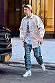 justin bieber leaves his nyc apartment 05