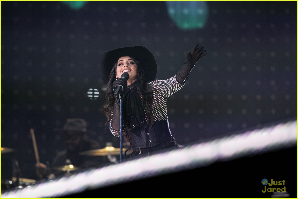 camila cabello cowboy hat rodeo performance 03