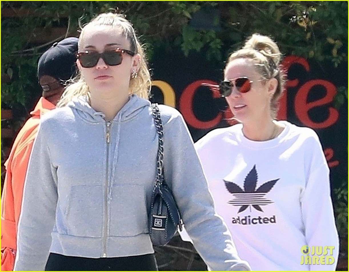 miley cyrus and mom tish step out for a healthy lunch 04