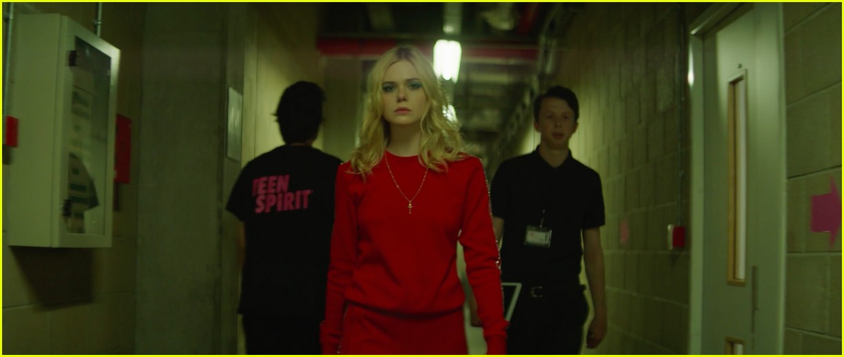 elle fanning sings robyns dancing on my own in teen spirit clip 03