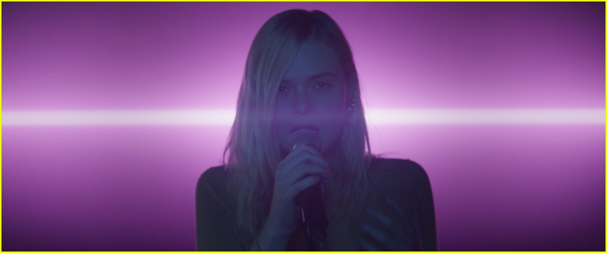 elle fanning sings robyns dancing on my own in teen spirit clip 04
