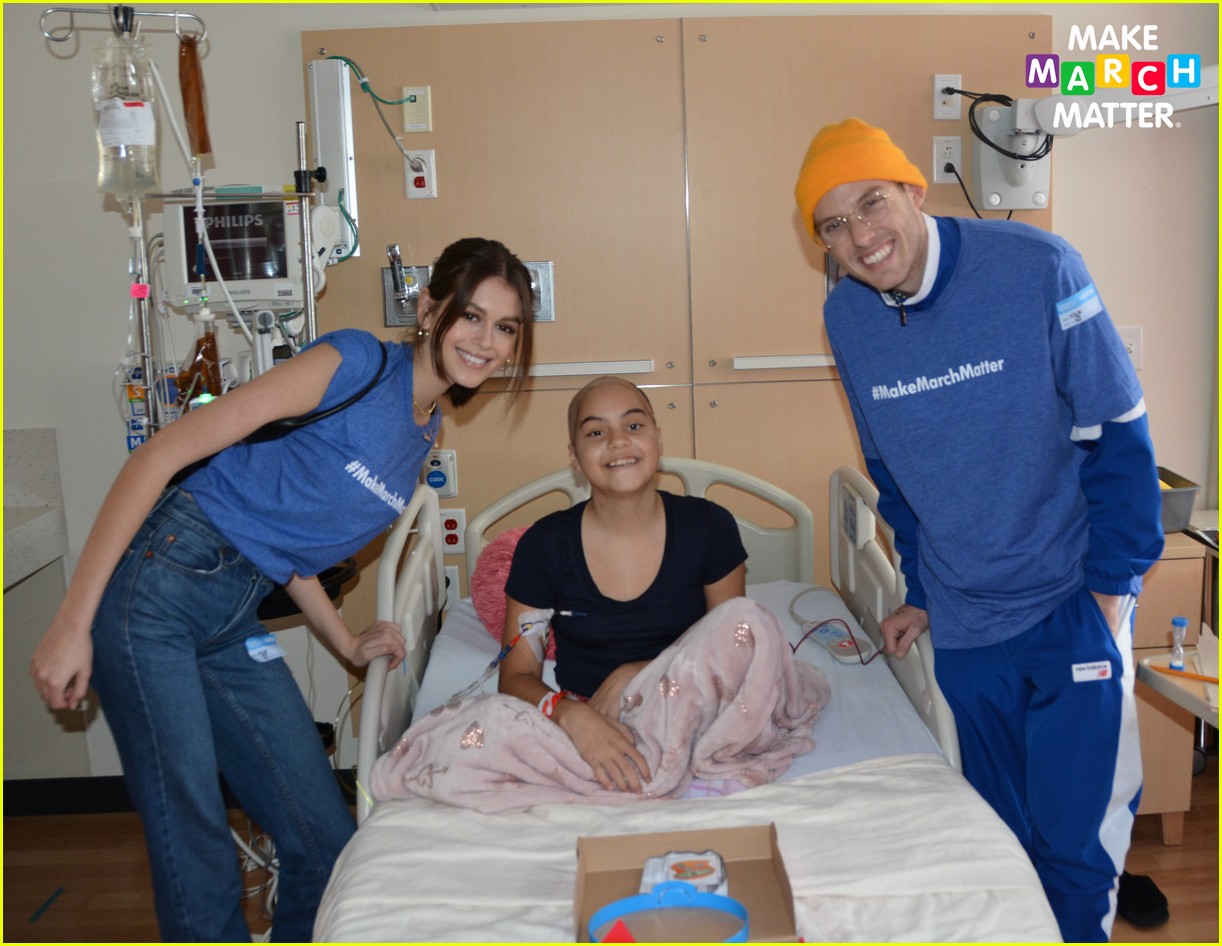 kaia gerber rowan blanchard skai jackson visit patients at childrens hospital la 02