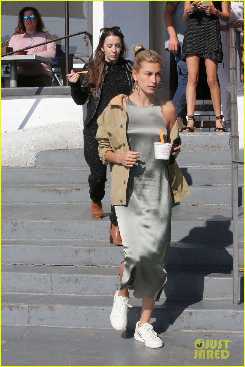 hailey bieber grabs froyo with justins mom pattie 06