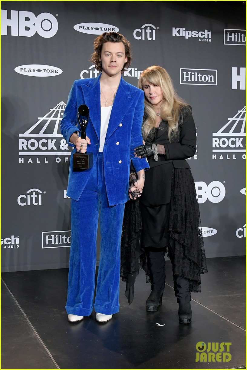 harry styles inducts stevie nicks rock n roll hall of fame 01