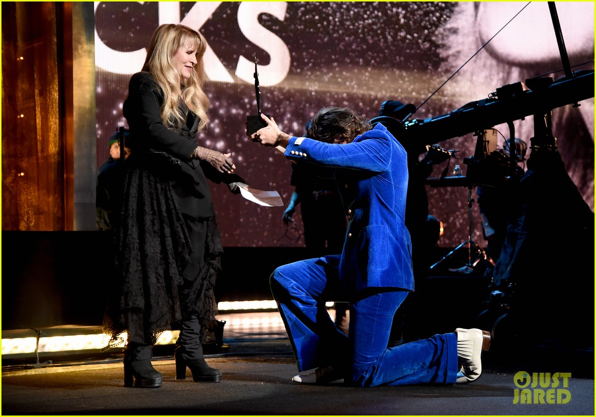 harry styles inducts stevie nicks rock n roll hall of fame 03