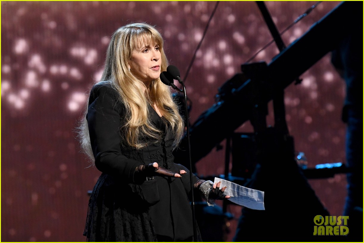 harry styles inducts stevie nicks rock n roll hall of fame 25