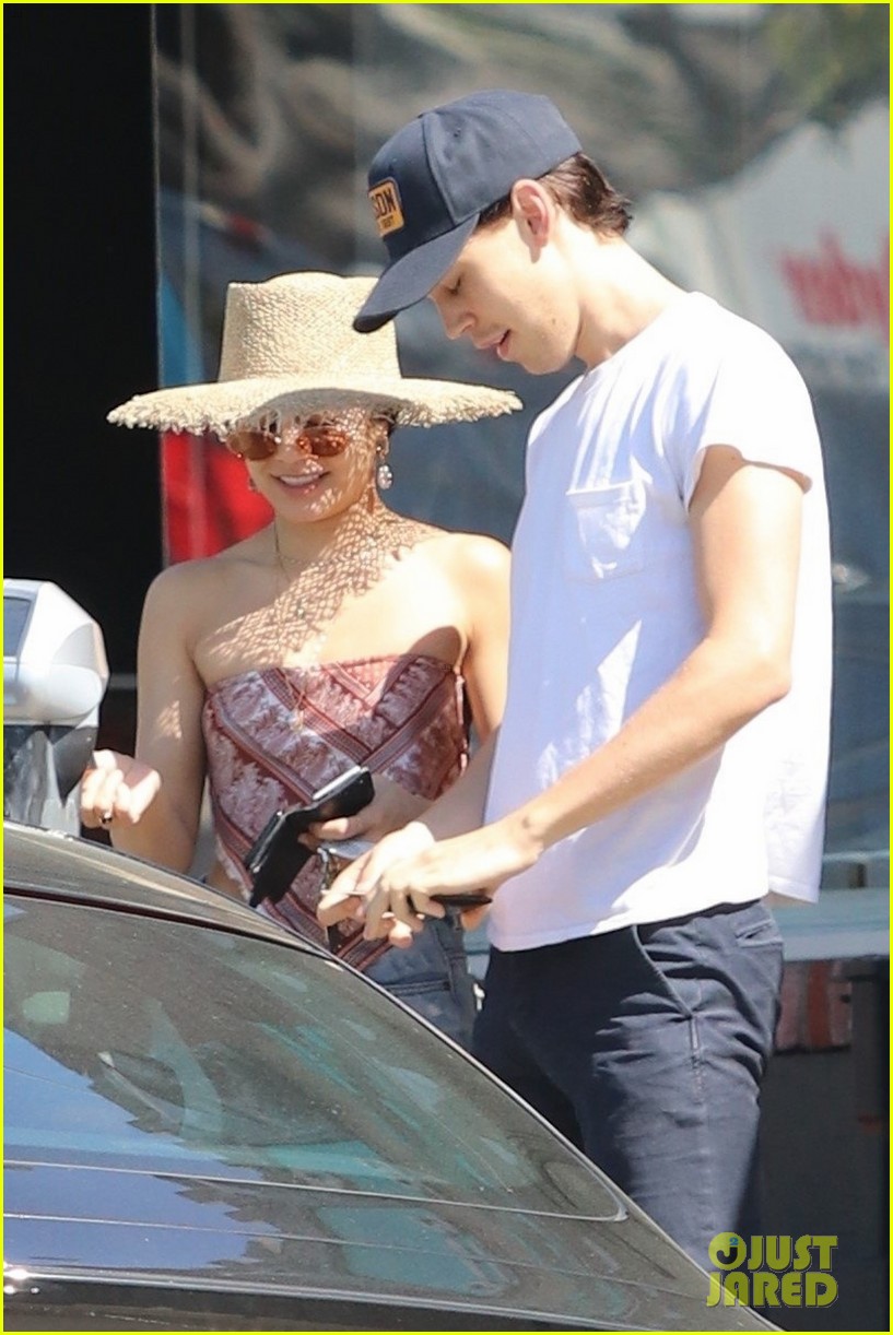vanessa hudgens goes boho chic for lunch with austin butler 02