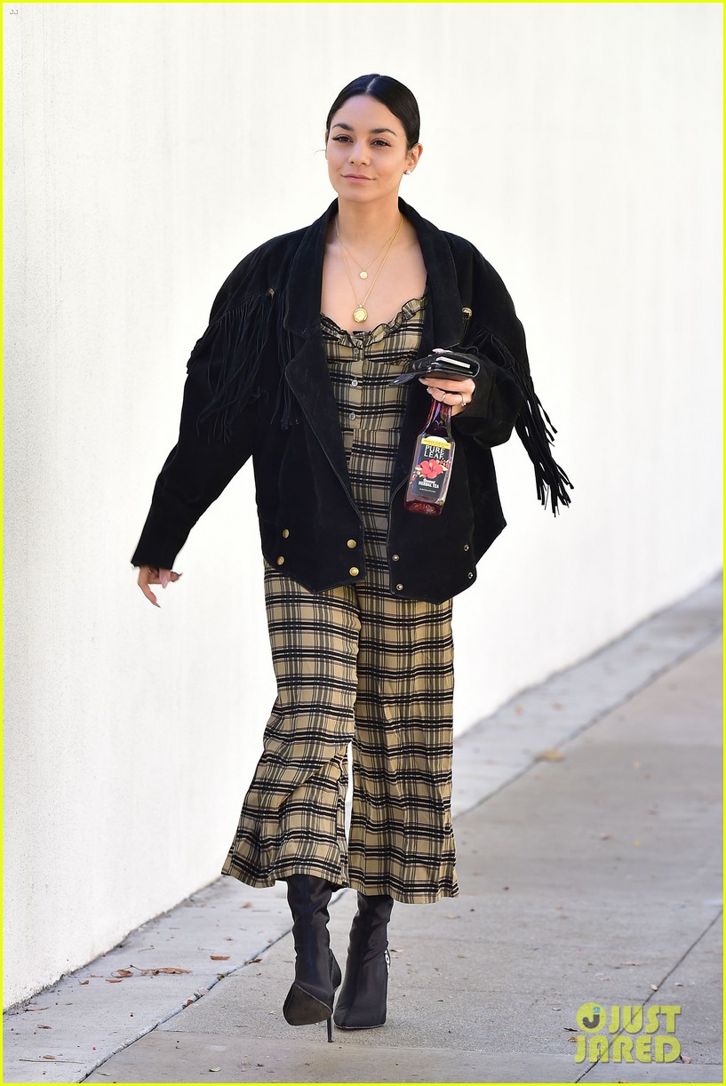 vanessa hudgens steps out with tea 01