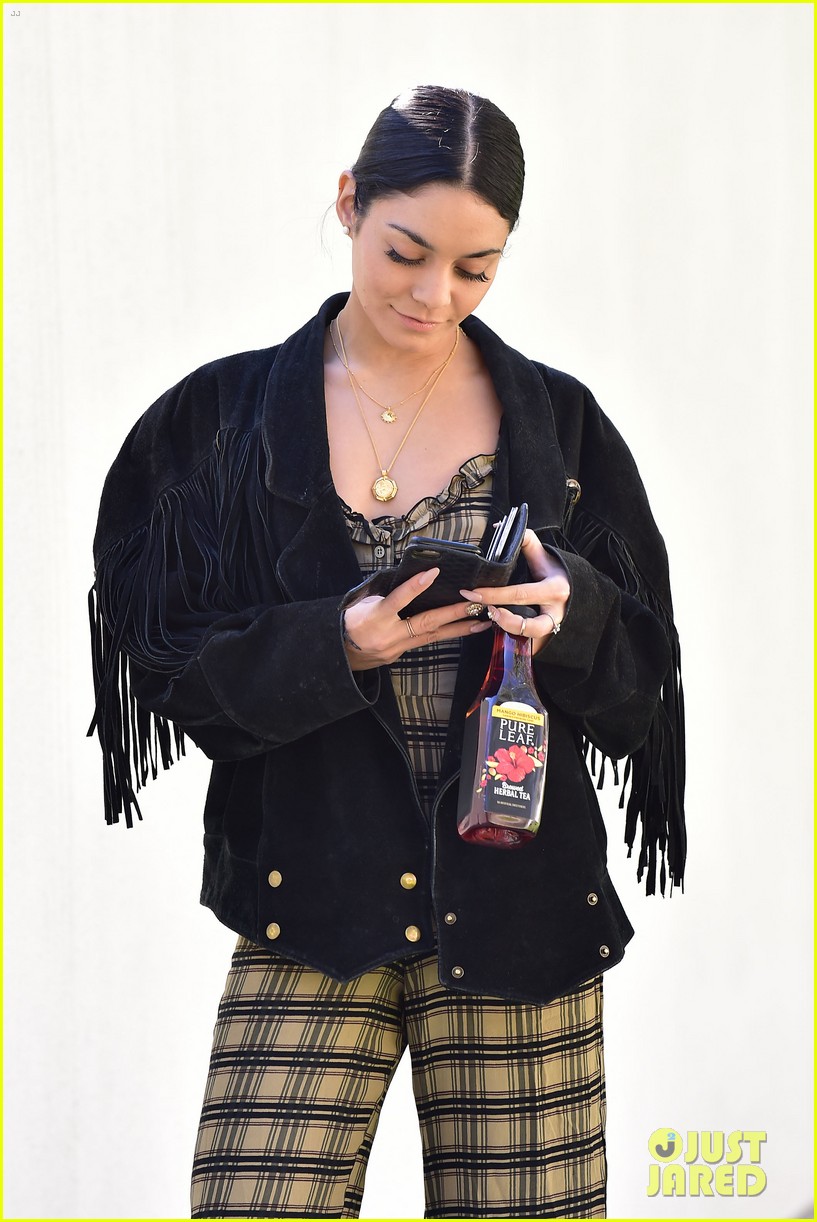 vanessa hudgens steps out with tea 02