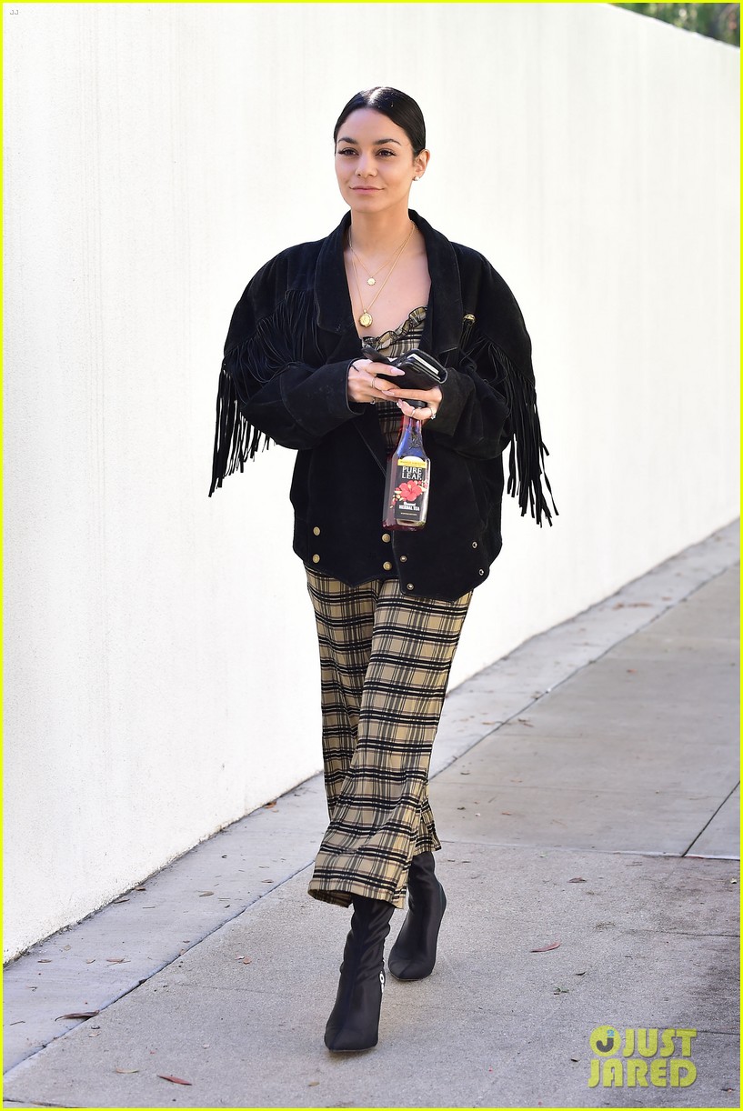 vanessa hudgens steps out with tea 03