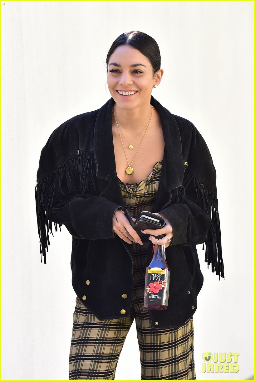 vanessa hudgens steps out with tea 04