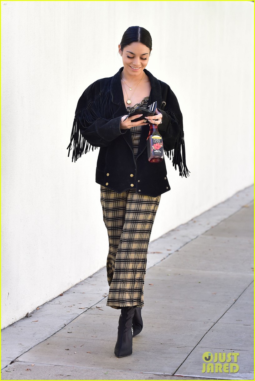 vanessa hudgens steps out with tea 05