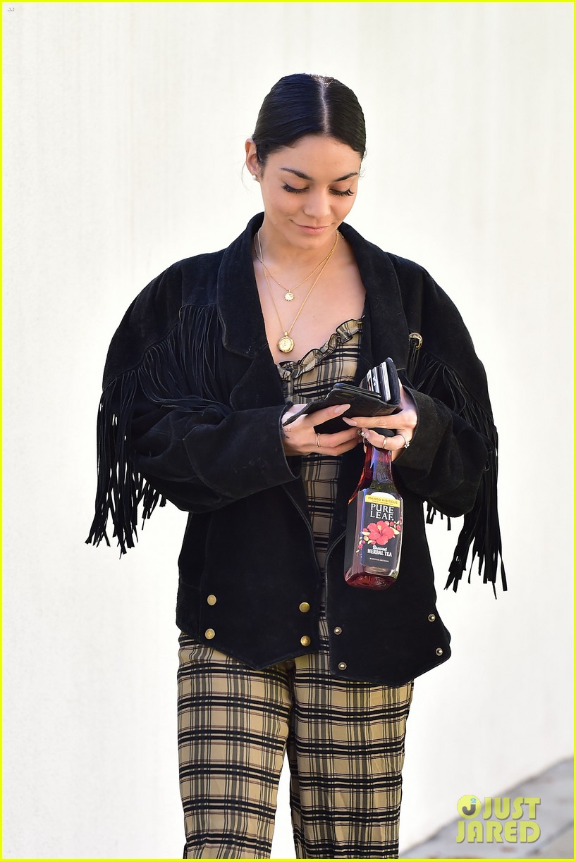 vanessa hudgens steps out with tea 06
