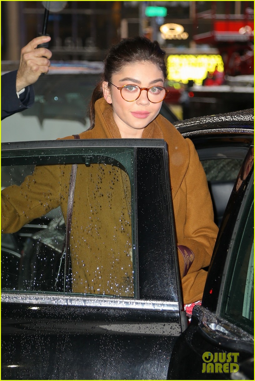 sarah hyland says modern family co stars have helped her through health struggles 02