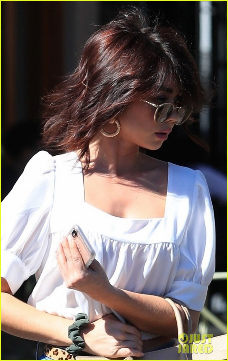 sarah hyland tries to squeeze into modern family kids photo 01