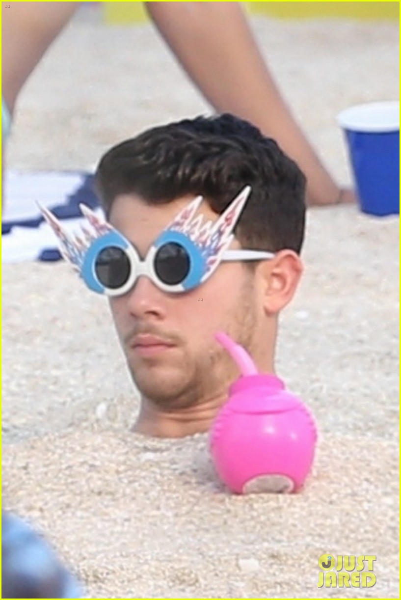 the jonas brothers throw huge beach party for music video in miami 05