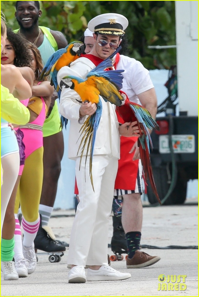 the jonas brothers throw huge beach party for music video in miami 07