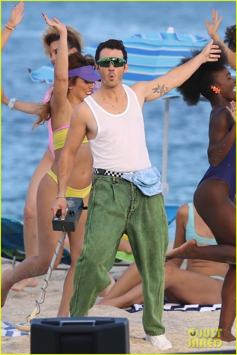 the jonas brothers throw huge beach party for music video in miami 08