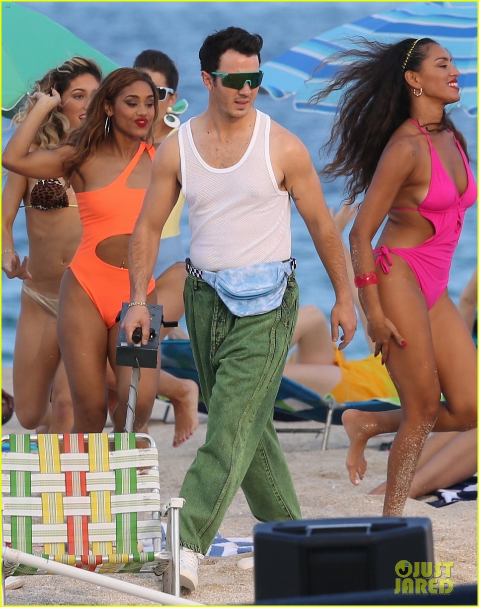 the jonas brothers throw huge beach party for music video in miami 09