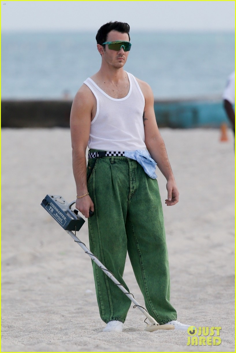 the jonas brothers throw huge beach party for music video in miami 10