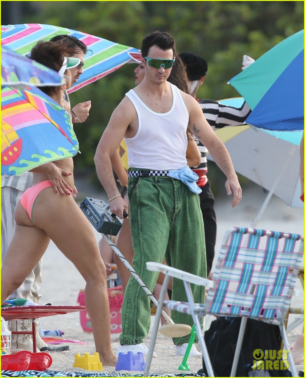 the jonas brothers throw huge beach party for music video in miami 11