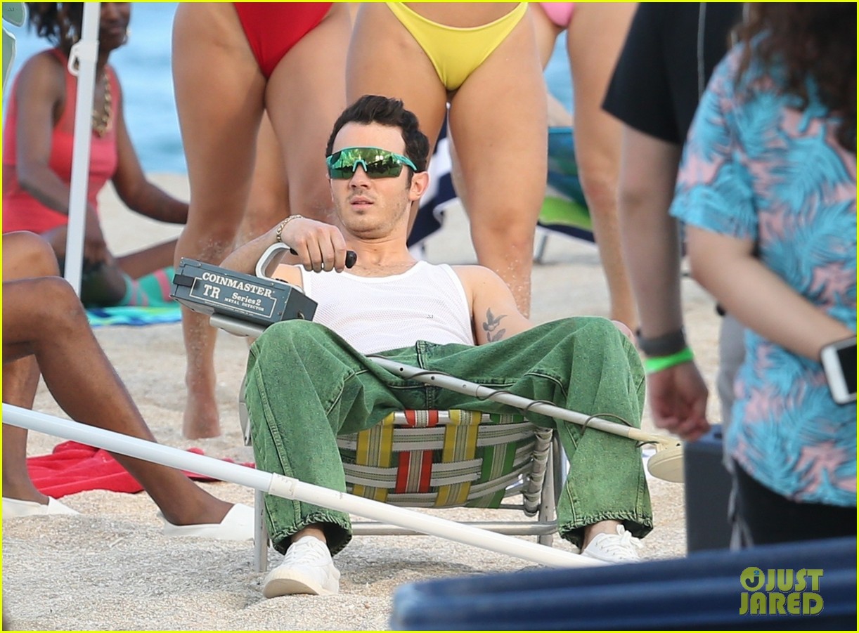 the jonas brothers throw huge beach party for music video in miami 12