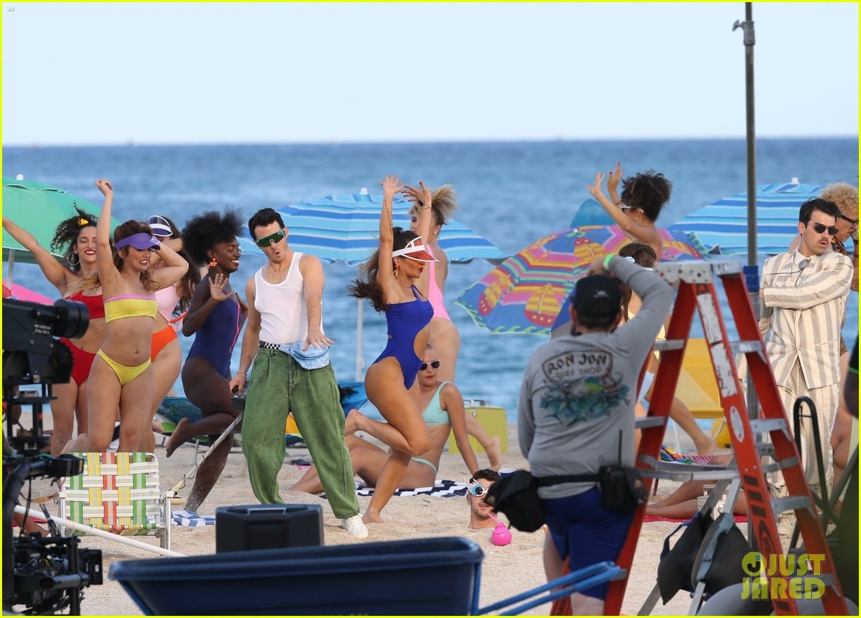 the jonas brothers throw huge beach party for music video in miami 13