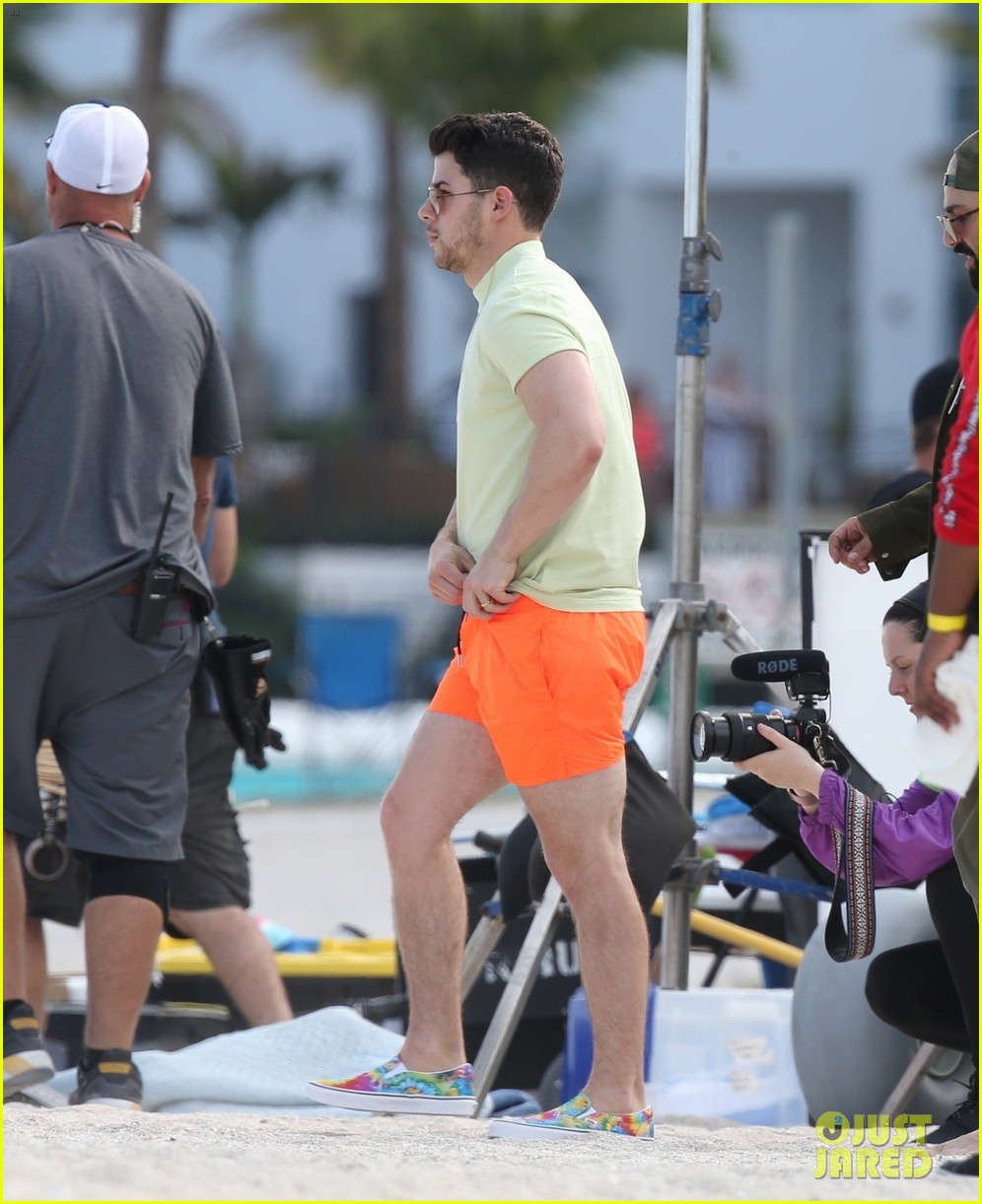 the jonas brothers throw huge beach party for music video in miami 16