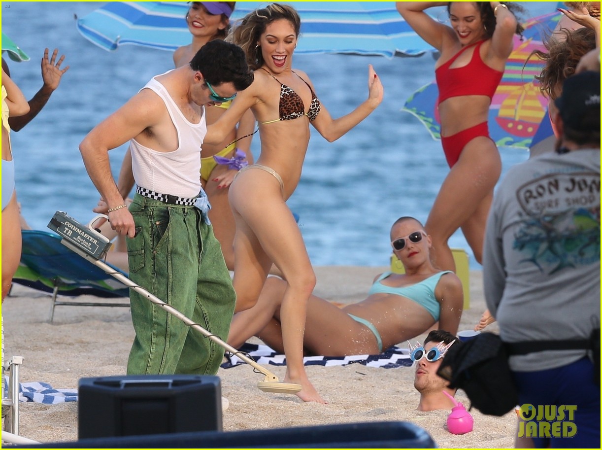 the jonas brothers throw huge beach party for music video in miami 18