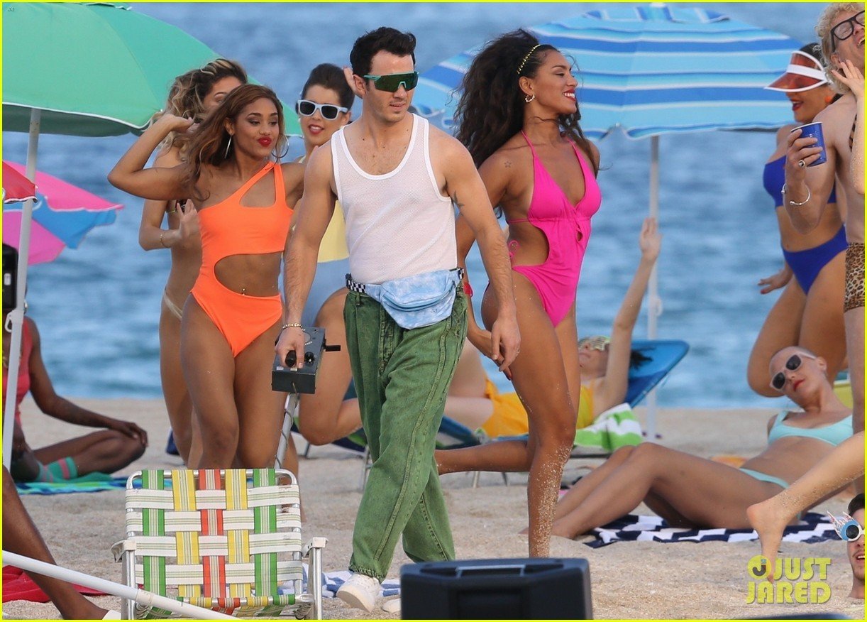 the jonas brothers throw huge beach party for music video in miami 19