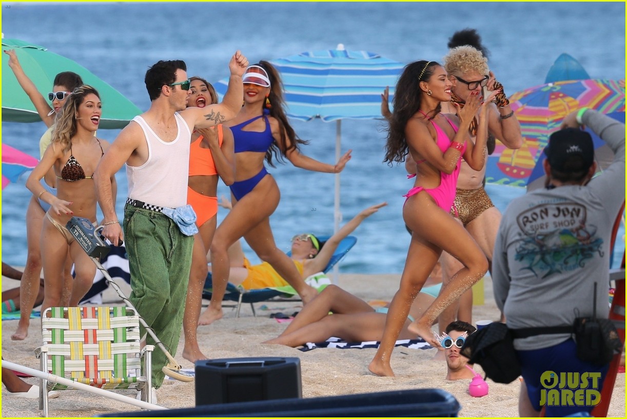 the jonas brothers throw huge beach party for music video in miami 20