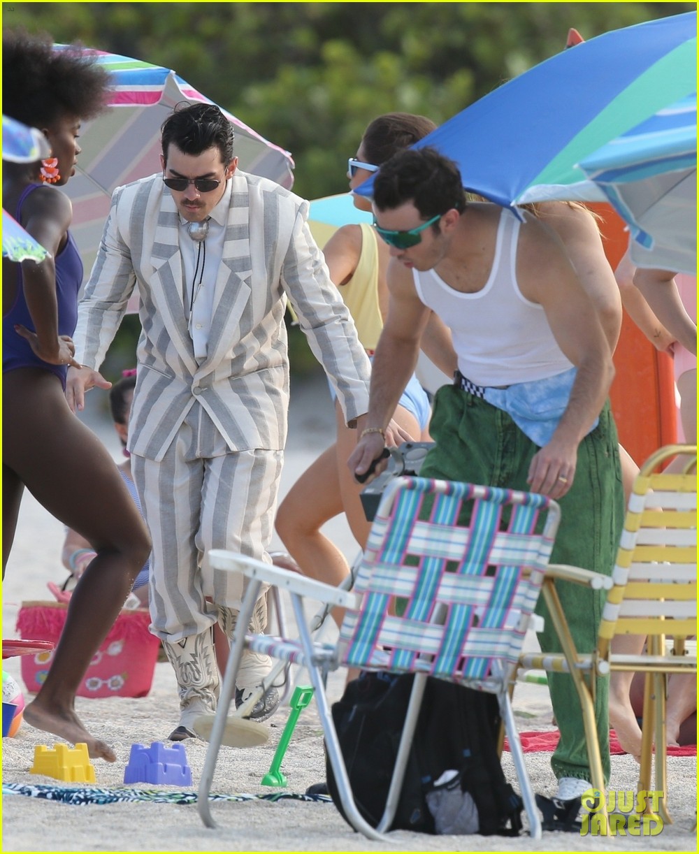 the jonas brothers throw huge beach party for music video in miami 21