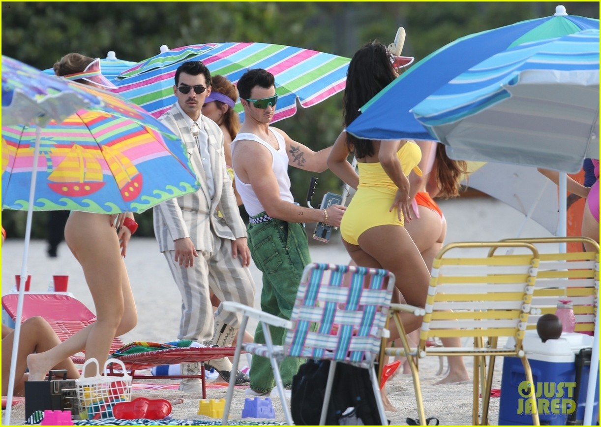 the jonas brothers throw huge beach party for music video in miami 23