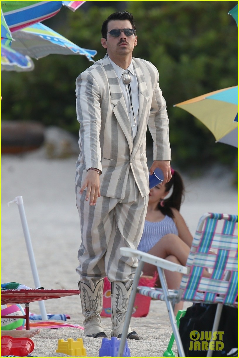 the jonas brothers throw huge beach party for music video in miami 26