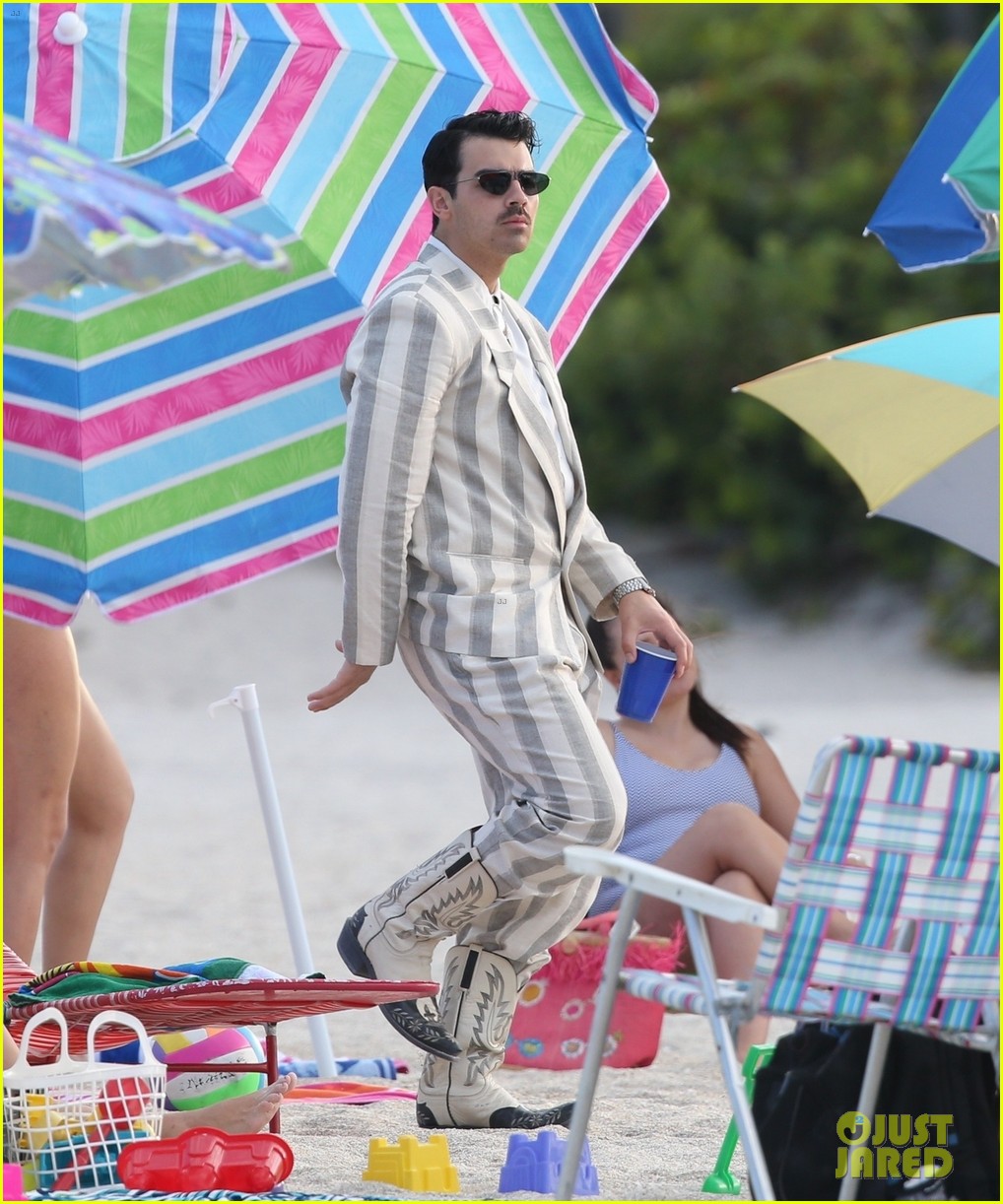 the jonas brothers throw huge beach party for music video in miami 28