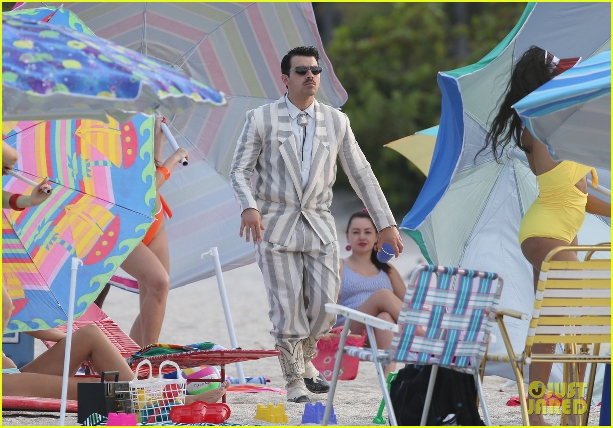 the jonas brothers throw huge beach party for music video in miami 29