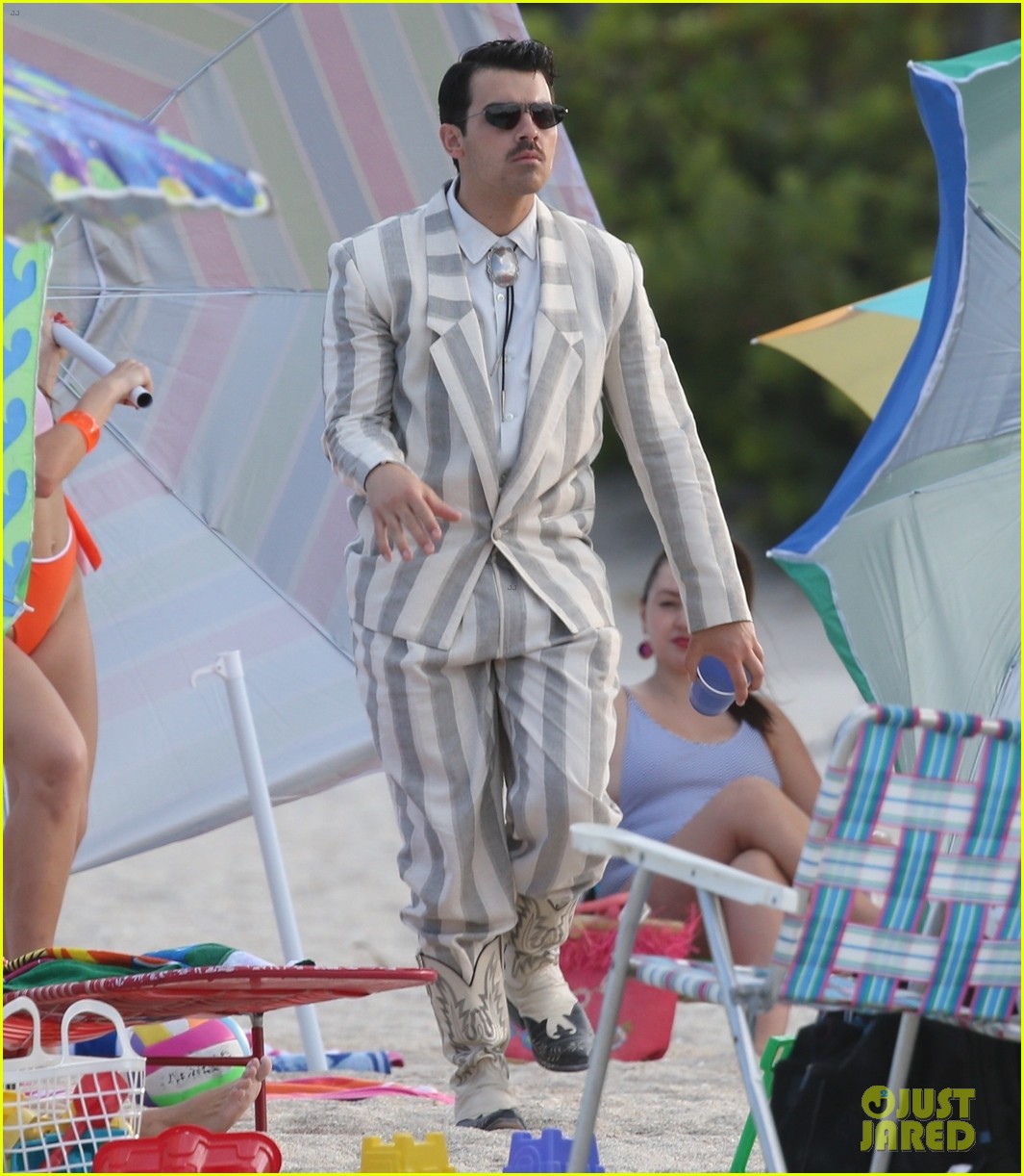 the jonas brothers throw huge beach party for music video in miami 30